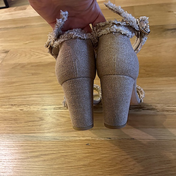 Stuart Weitzman Tan Chaingang Frayed Heel Sandal Sz 8.5 $Orig $450 - Picture 7 of 9
